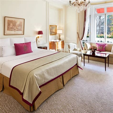 Paris Rooms With Eiffel Tower Views At Hôtel Plaza Athénée | Hoteles