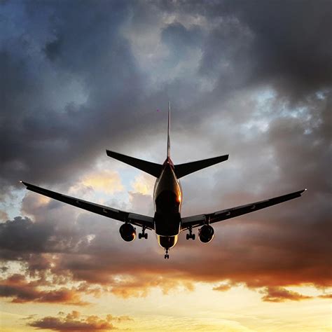 Plane landing on Heathrow runway 27R during sunset : aviation