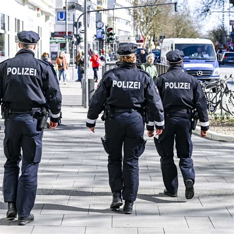 transzplantációs Elnyomás Részleges uniform polizei hamburg Nem elég ...