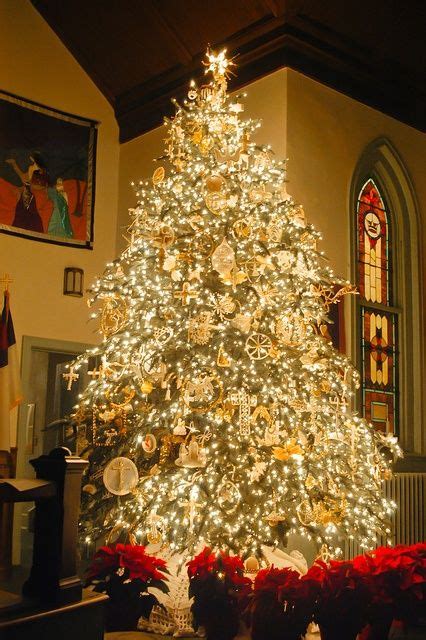 Incredible golden Christmas tree. - Blurmark