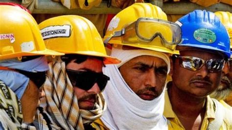 Migrant workers flock to Qatar - BBC News