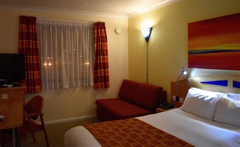 Holiday Inn Express Luton Airport hotel review by A Lovely Planet