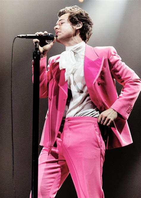 My Definitive Ranking of Harry Styles’ 2018 Tour Outfits | Harry styles clothes, How to dress ...