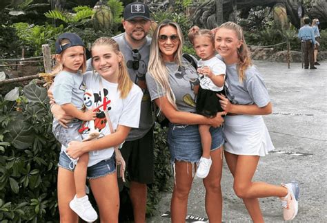 Jason Aldean's Disney World Family Photo Sparks Massive Mask Debate ...