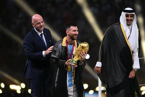 CM 2022 : Pourquoi Lionel Messi a porté une cape lors de la remise du trophée de la Coupe du monde