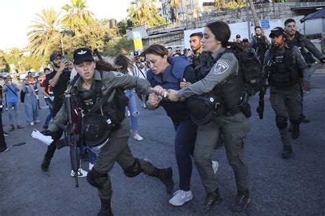 Israel police brutally beat Al-Jazeera reporter in Sheikh Jarrah | Daily Sabah