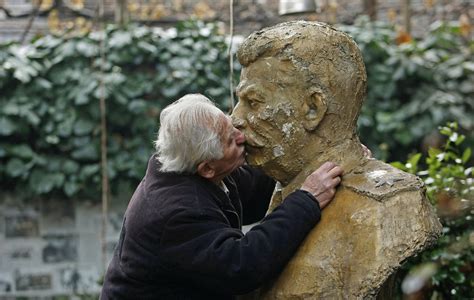 Stalin kiss 12-12 | Post-Communist Monuments