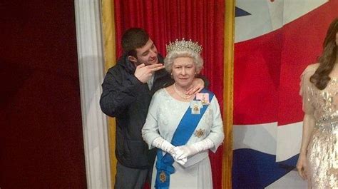 Olivia killer Thomas Cashman performs sick gun pose with statue of the Queen - Mirror Online