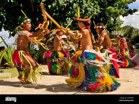 Yap woman dance costume hi-res stock photography and images - Alamy