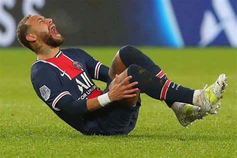 Neymar stretchered off injured as PSG loses 1-0 to Lyon | The Seattle Times