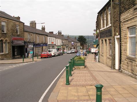 Station Road, Hadfield © Alan Fleming :: Geograph Britain and Ireland