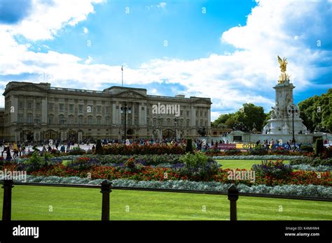 Buckingham palace garden flowers hi-res stock photography and images ...