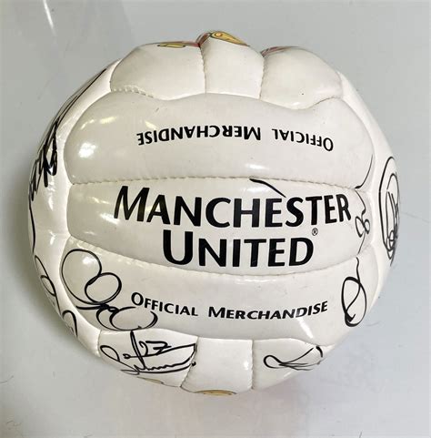 Lot 197 - MANCHESTER UNITED - A SIGNED FOOTBALL.