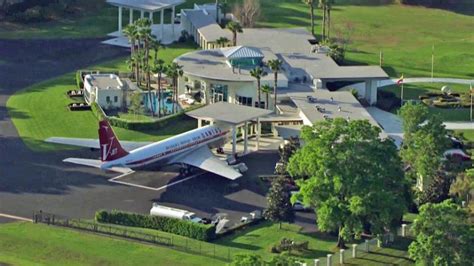 John Travolta House Airport : John Travolta S Airport Home On Google Earth Common Sense ...