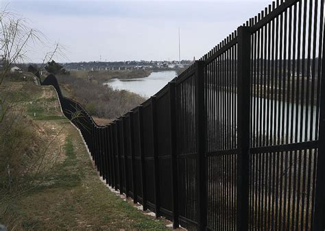 Feds Donate To Texas Border Wall