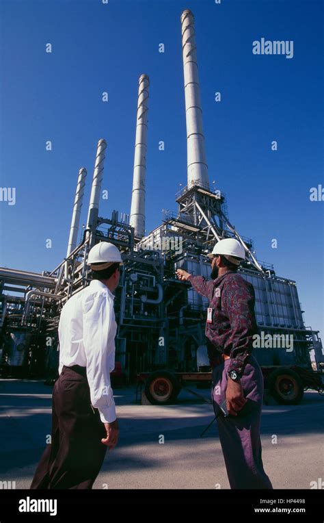 The world's largest oil refinery at Ras Tanura in Saudi Arabia ...