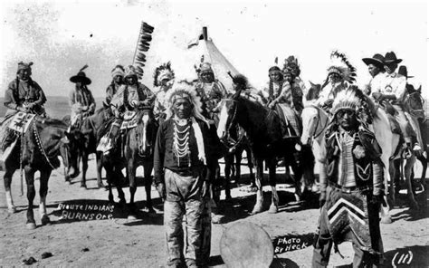 PAIUTE GROUP IN OREGON , 1925 | Historical pictures, American indian art, Native american indians