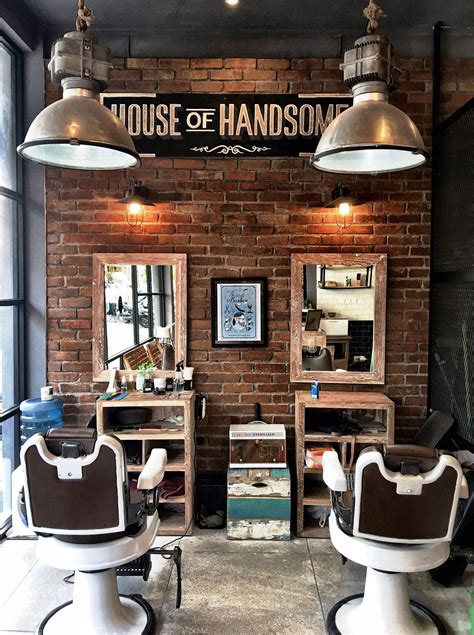 Een barbershop in barbershopstyle. Authentiek, vintage, stoer en mannelijk. Perfect… | Barber ...