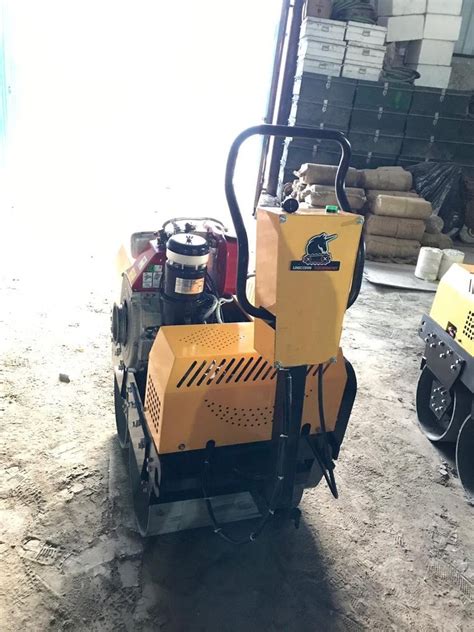 SEC Mini Road Roller Machine, 650 kg, Capacity: 9 hp Engine ...