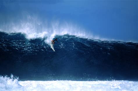 How (And Where) To Watch the Massive Waves on Oʻahu's North Shore ...