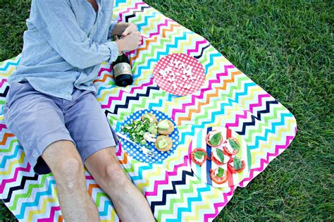 colorful-picnic-blanket-ideas.jpg | Baubles to Bubbles