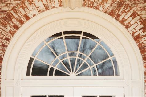 10 Fantastic Fanlight Entryways