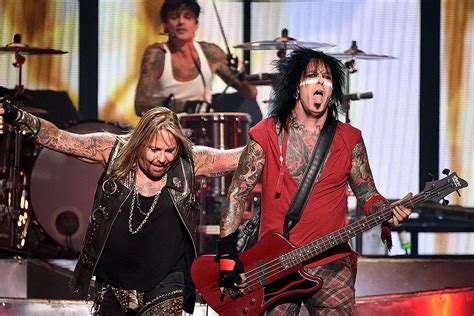 Motley Crue Deliver Wild Stadium Tour Show: Set List, Videos | DRGNews