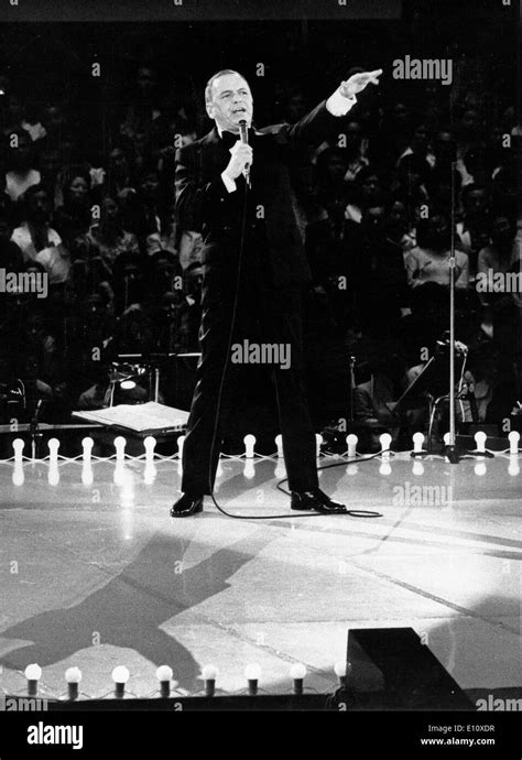 Singer Frank Sinatra performs live in Tokyo Stock Photo: 69476899 - Alamy