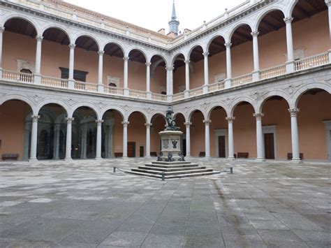 Patio interior en el Museo del Ejército (Alcázar de Toledo). #Museo #Toledo #España # ...