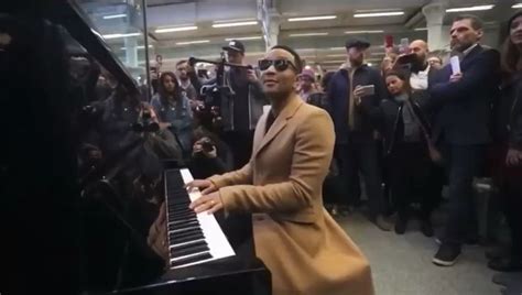 John Legends piano performance in Central London station. #Piano #Music #JohnLegend #AllOfMe ...