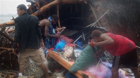 Cyclone Pam blasts Vanuatu, first deaths confirmed | CNN