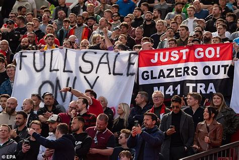 Man United fans accuse the Glazers of holding the club 'hostage' and ...