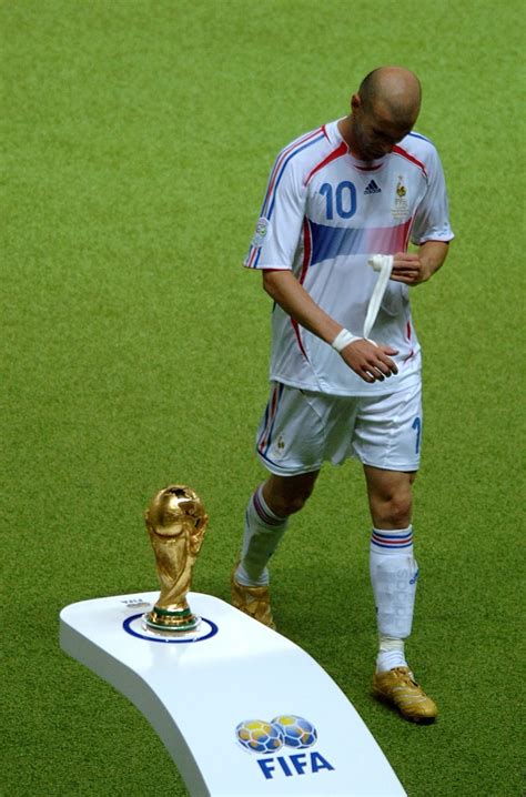 Zinédine Zidane - On peut être une légende et avoir du talent, on restera toujours un être ...