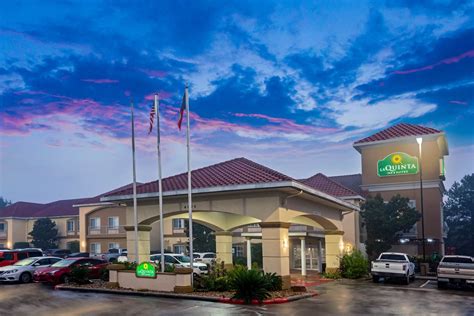 La Quinta Inn & Suites by Wyndham Conroe | Conroe, TX Hotels