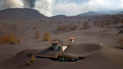 La Palma eruption: Homes covered in ash as volcano continues to emit magma and gas more than ...