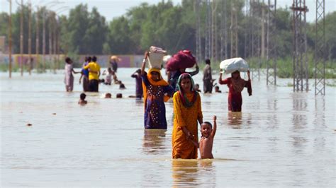 Pakistan floods: Tens of thousands flee homes as country's PM warns ...