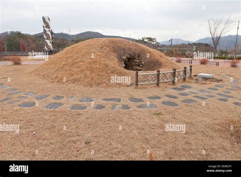 Traditional Korean burial mound - South Korea Stock Photo - Alamy