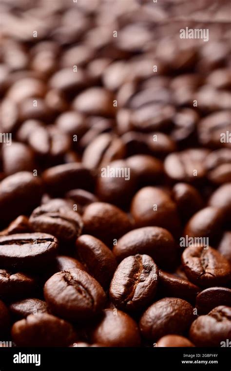Coffee beans closeup texture background Stock Photo - Alamy