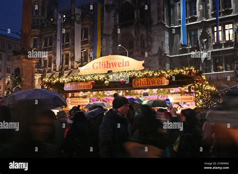 Weihnachtsmarkt in Muenchen auf dem Marienplatz am 01.12.2023 ...