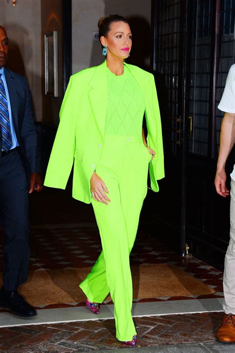 WOW! Verde-limão é a nova cor favorita das famosas fashionistas | Estilo neon, Vestidos legais ...