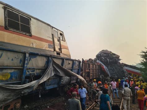 Coromandel Express Accident | রেললাইনে সাদা কাপড়ে ঢাকা মৃতদেহের সারি ...