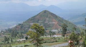 Graham Hancock Reveals The Secrets Of Indonesia's Gunung Padang Pyramid | WowShack