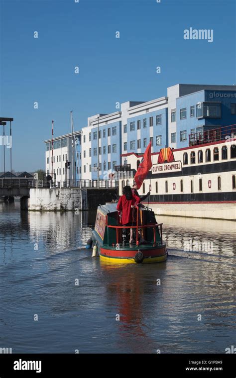 Narrowboat manoeuvring at Gloucester docks in southern England Stock Photo - Alamy