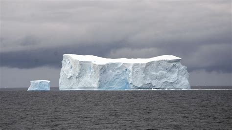 World's largest iceberg breaks free, heads toward Southern Ocean