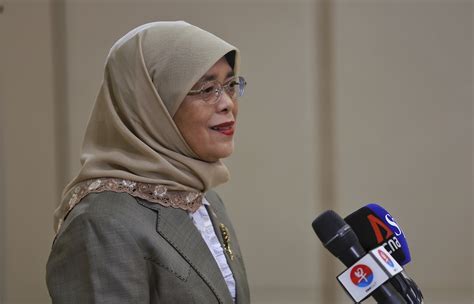 Singapore President Halimah Says She Won’t Stand for Re-Election - Bloomberg