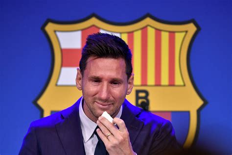 Tearful Lionel Messi confirms Barcelona exit, PSG transfer talks | Daily Sabah