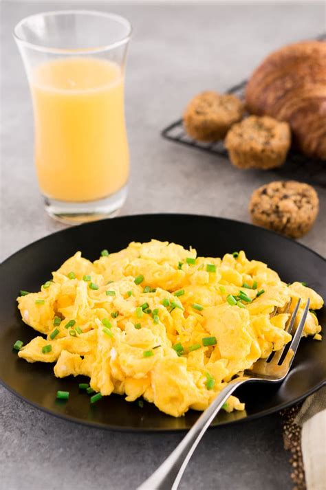 How to Make Scrambled Eggs (Fluffy & Moist) - Delicious Meets Healthy