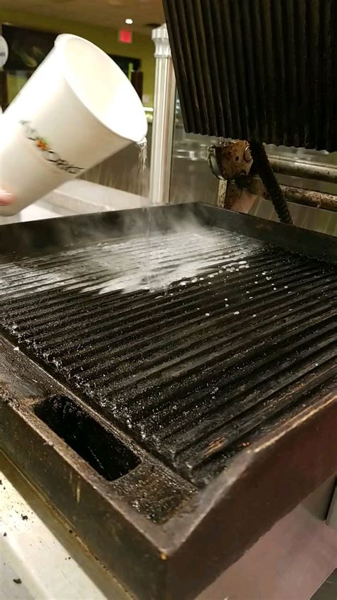 Cleaning the panini press 😌😌 : r/oddlysatisfying