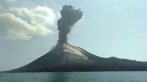 Krakatau Volcano (Indonesia): Eruption Continuous, Vulcanian Explosions