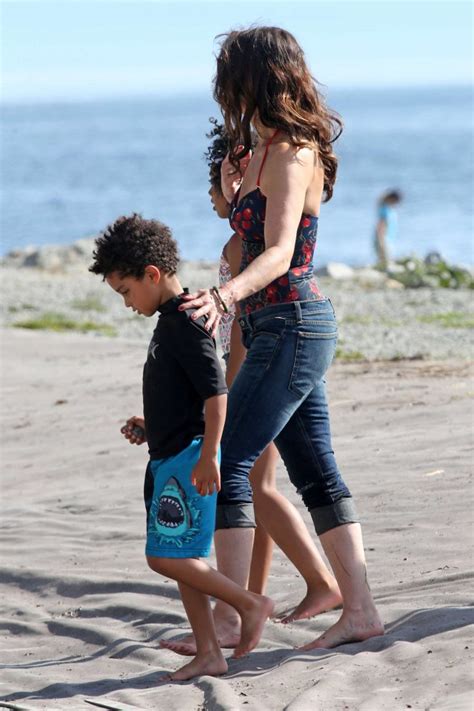 Idina Menzel in jeans filming scenes for the Beaches -06 – GotCeleb